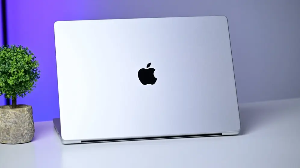 Ноутбук Apple MacBook Pro на робочому столі перед анонсом нових пристроїв