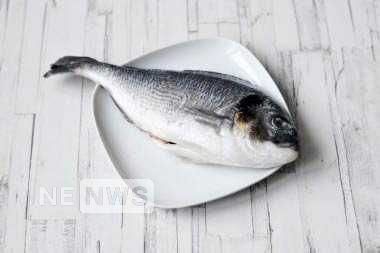 Підготуйте рибу дорадо для запікання