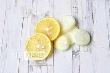 Нарізка цибулі та лимону для дорадо