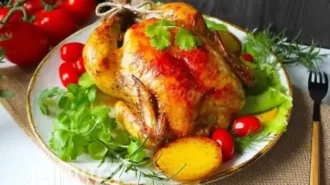 Запечена курка в духовці з хрусткою скоринкою цілком в фользі. Як запекти курку в духовці?