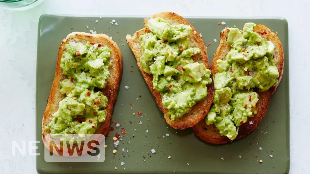 Тости з авокадо — модний рецепт, що приготувати на сніданок