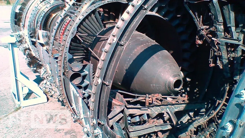 НК-32 – це двоконтурний турбореактивний двигун з форсажною камерою, розроблений в СРСР. Він призначений для використання на важких літаках, таких як бомбардувальник Ту-160.