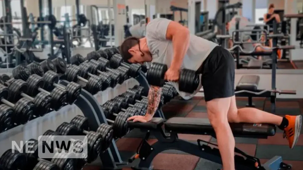 Вправи на спину – підіймання гантелі з опорою на лавку