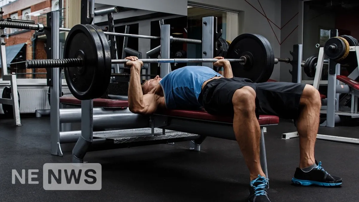 Wyciskanie sztangi na ławce dla rozwoju mięśni klatki piersiowej: 9 podstawowych wskazówek dla początkujących