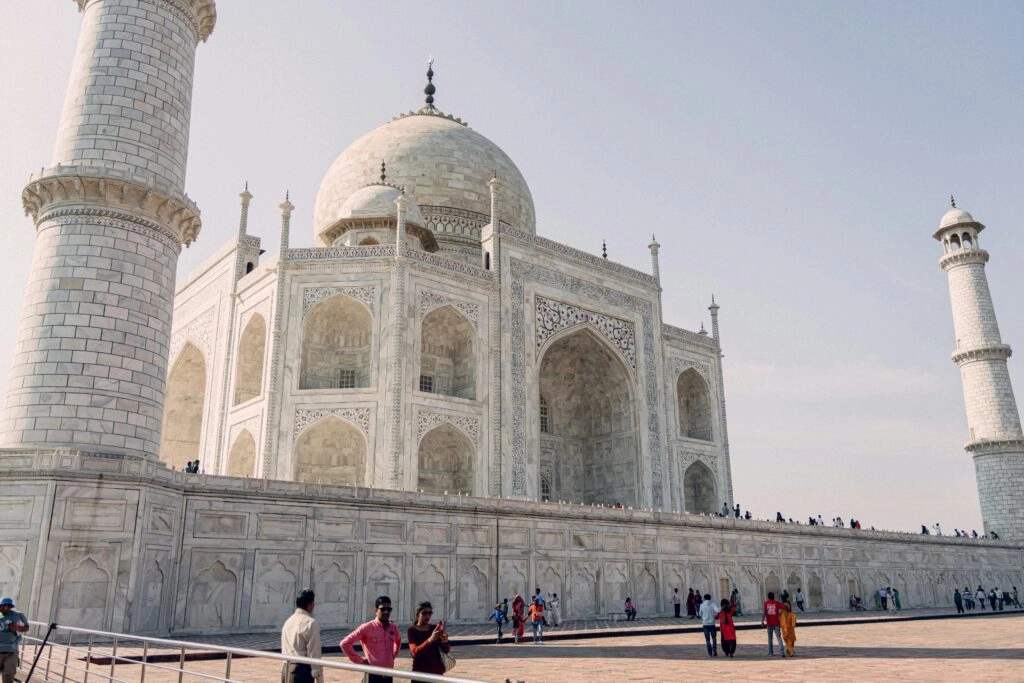 What kind of architecture does the Taj Mahal have?