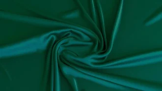 Смарагдовий колір в одязі — як створити модні поєднання