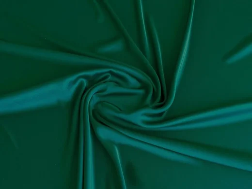 Смарагдовий колір в одязі — як створити модні поєднання