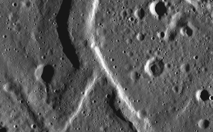 NASA зафіксувала загадкову структуру на Місяці, схожу на дорогу