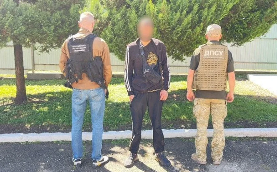 Прикордонники врятували чоловіка, що намагався перетнути кордон