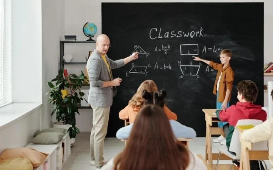 МОН оновило програму для школярів за кордоном: що змінилося?