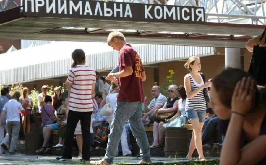 Різке зниження кількості чоловіків в аспірантурі: нові правила МОН вплинули на відстрочку від мобілізації