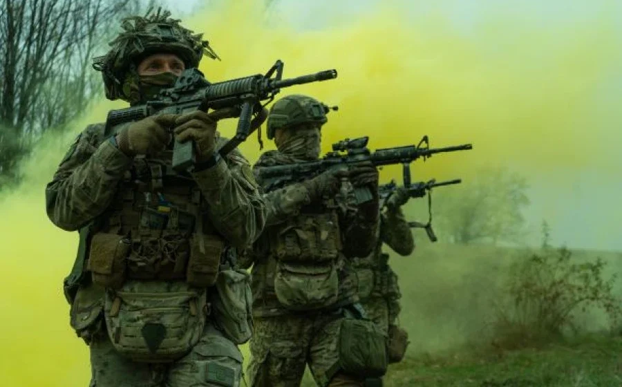Українські військові встановили державний прапор у визволеному населеному пункті