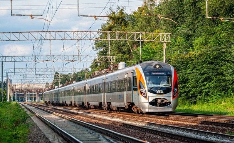 Укрзалізниця запускає додаткові потяги на популярних маршрутах