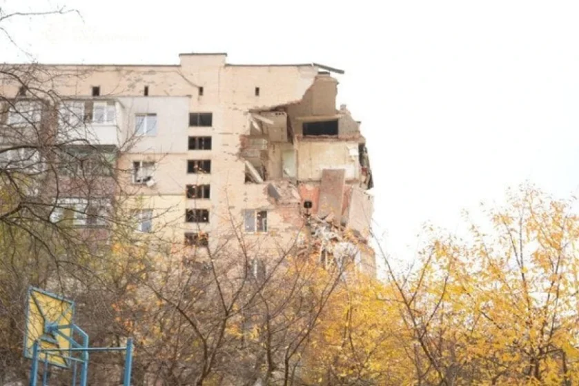 Під уламками може перебувати людина: рятувальні служби на місці події