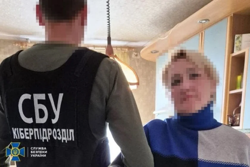 Одеситка звинувачується у зливі даних військових клієнтів банку