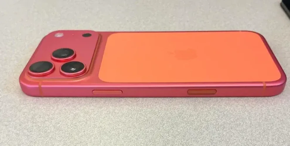 Чому помаранчевий iPhone 17 Pro Max змінює колір на рожевий?