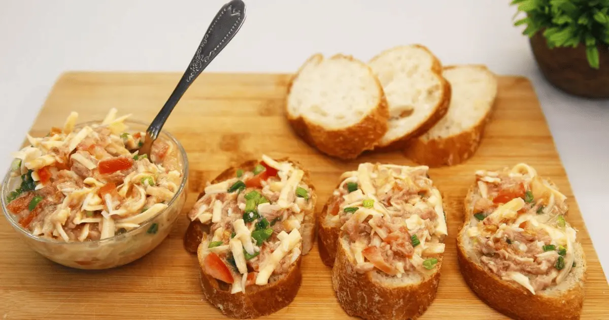 Святкові бутерброди на день народження з тунцем
