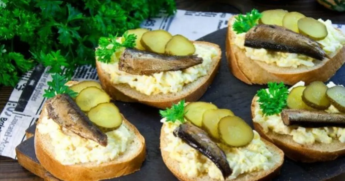 Святкові бутерброди на день народження з шпротами