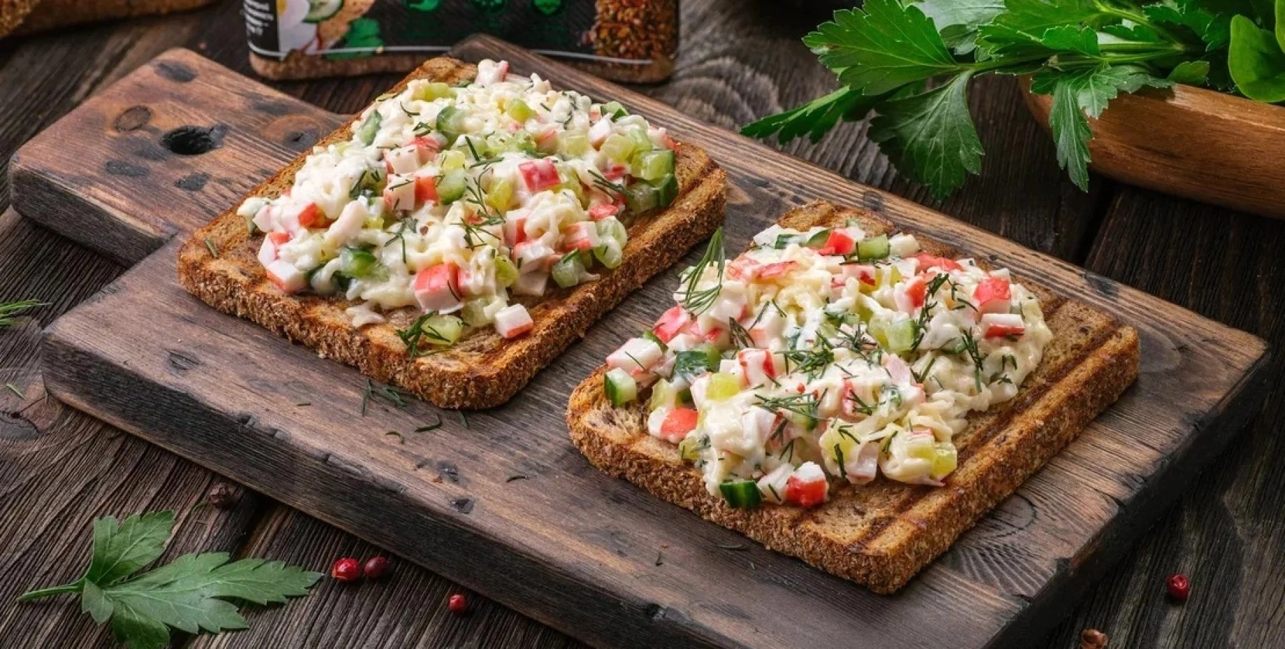 Святкові бутерброди на день народження з крабовими палочками