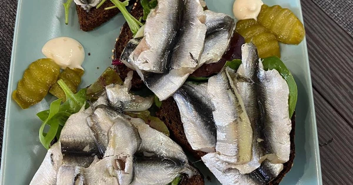 Святкові бутерброди на день народження з кількою