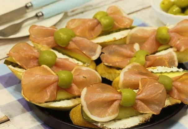 Святкові бутерброди на день народження з баликом