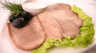 Ніжний, ситний і простий: 3 рецепти салата з язика, який підкорює всіх гостей