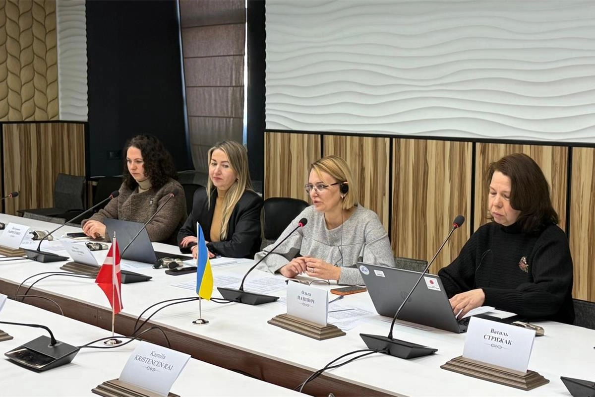 Чотири жінки за столом з ноутбуками, прапори України та Данії, обговорення водних ресурсів