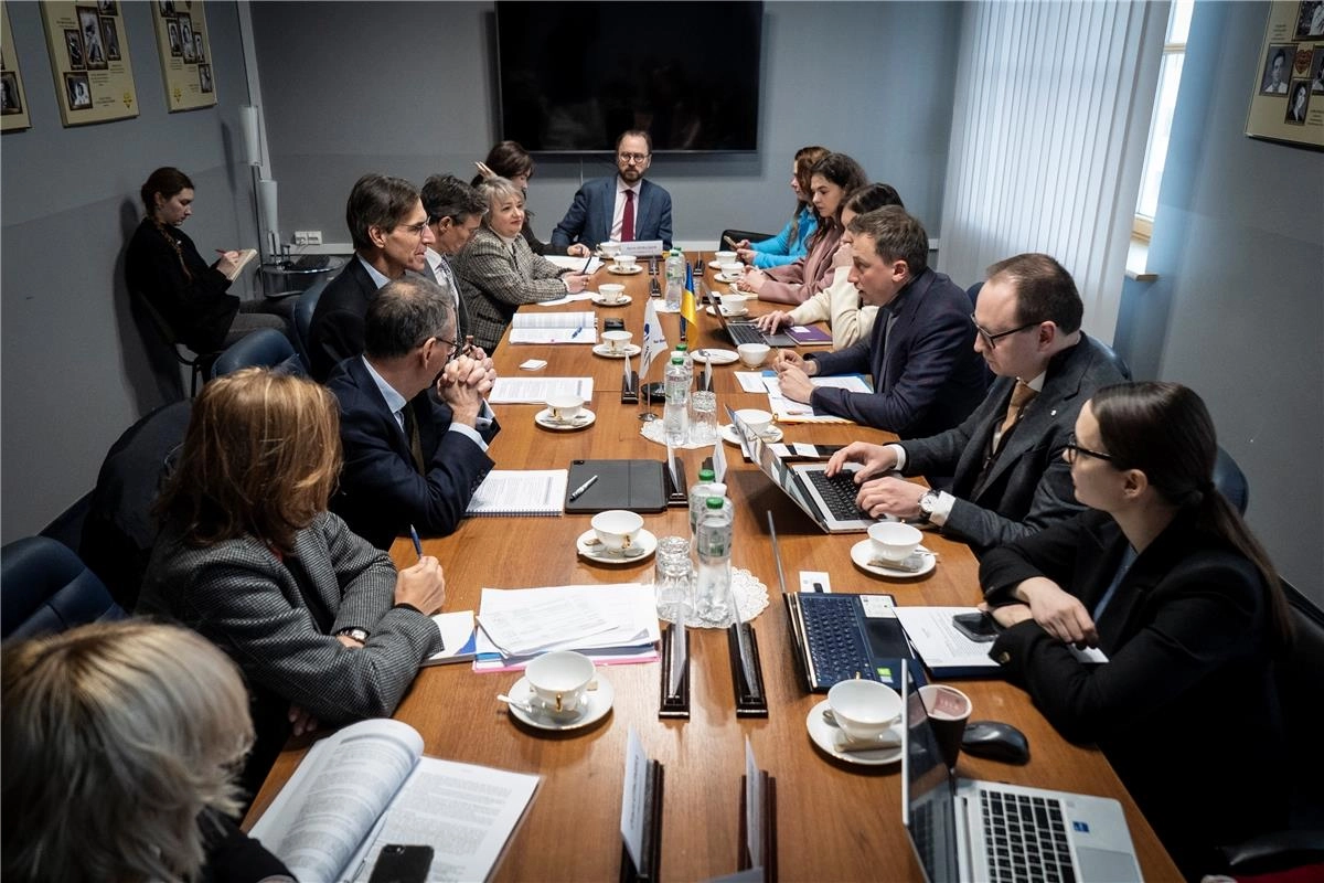 Учасники зустрічі за столом обговорюють економічні проєкти України з ЄБРР, присутні міністри та віце-президенти