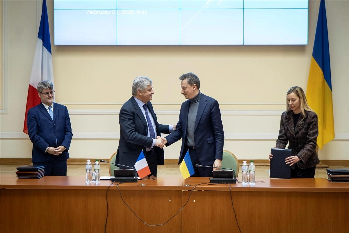 Співголови українсько-французької комісії тиснуть руки на зустрічі в Києві, прапори України та Франції
