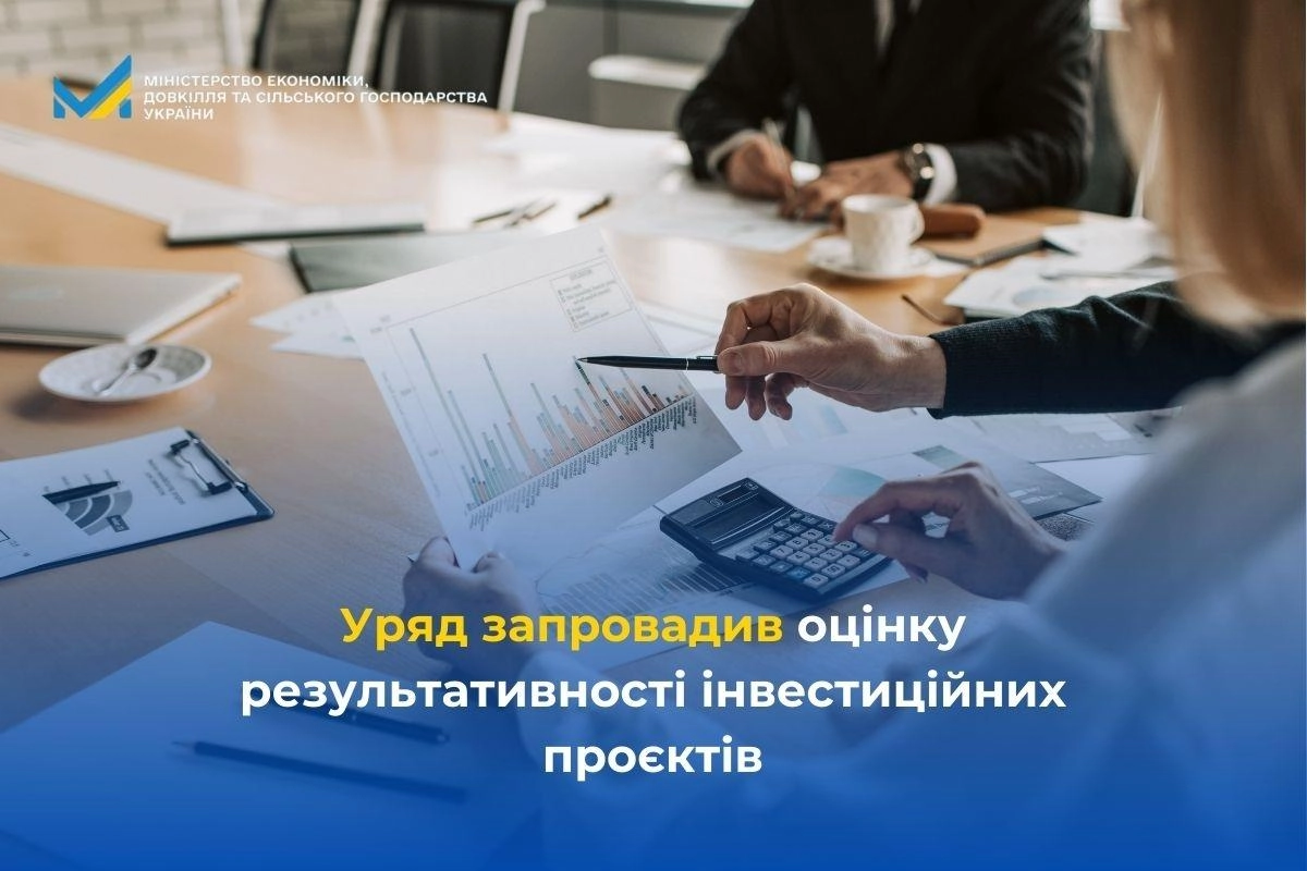 Люди аналізують графіки та документи на робочому столі, обговорюючи інвестиційні проєкти
