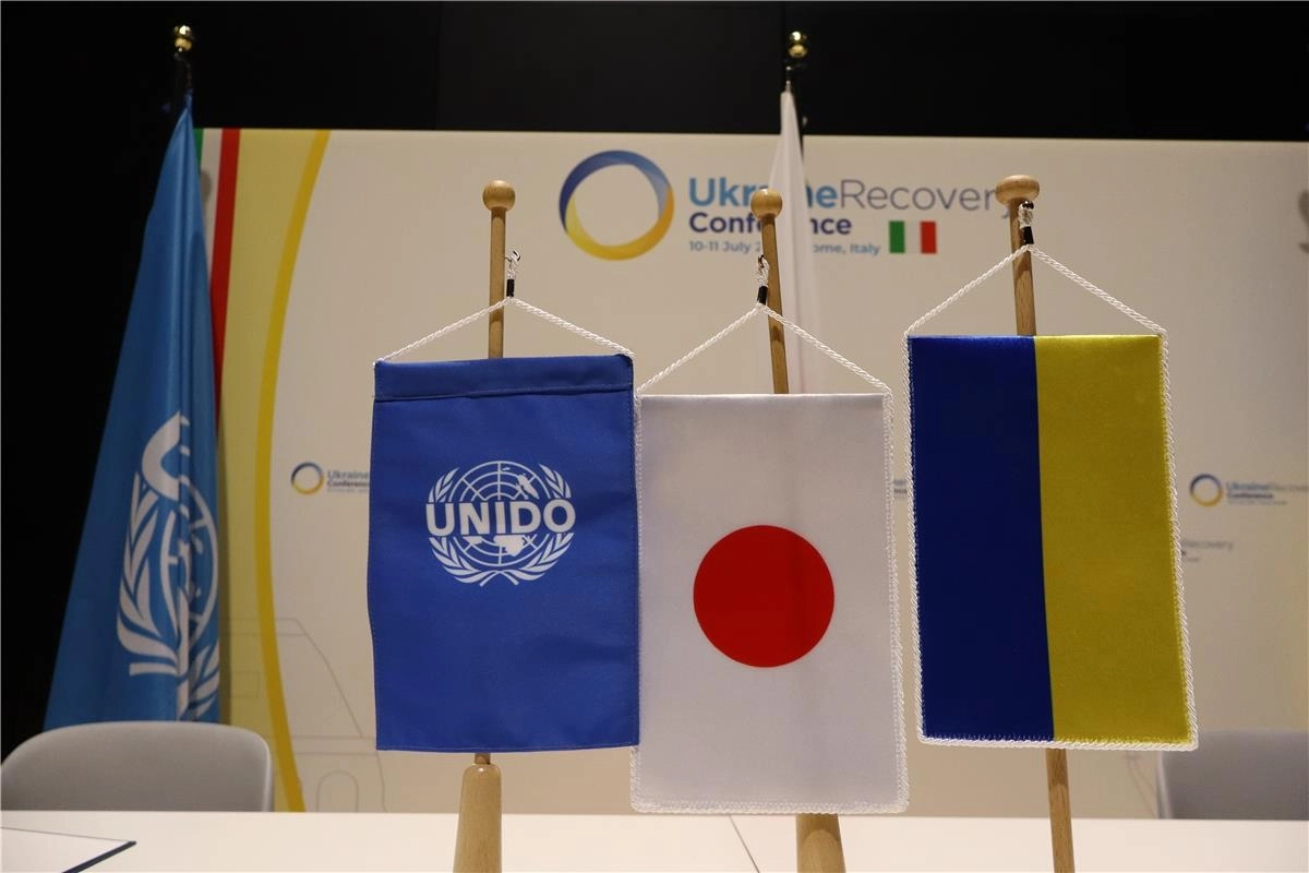 Прапори ЮНІДО, Японії та України на конференції з відновлення промисловості в Україні